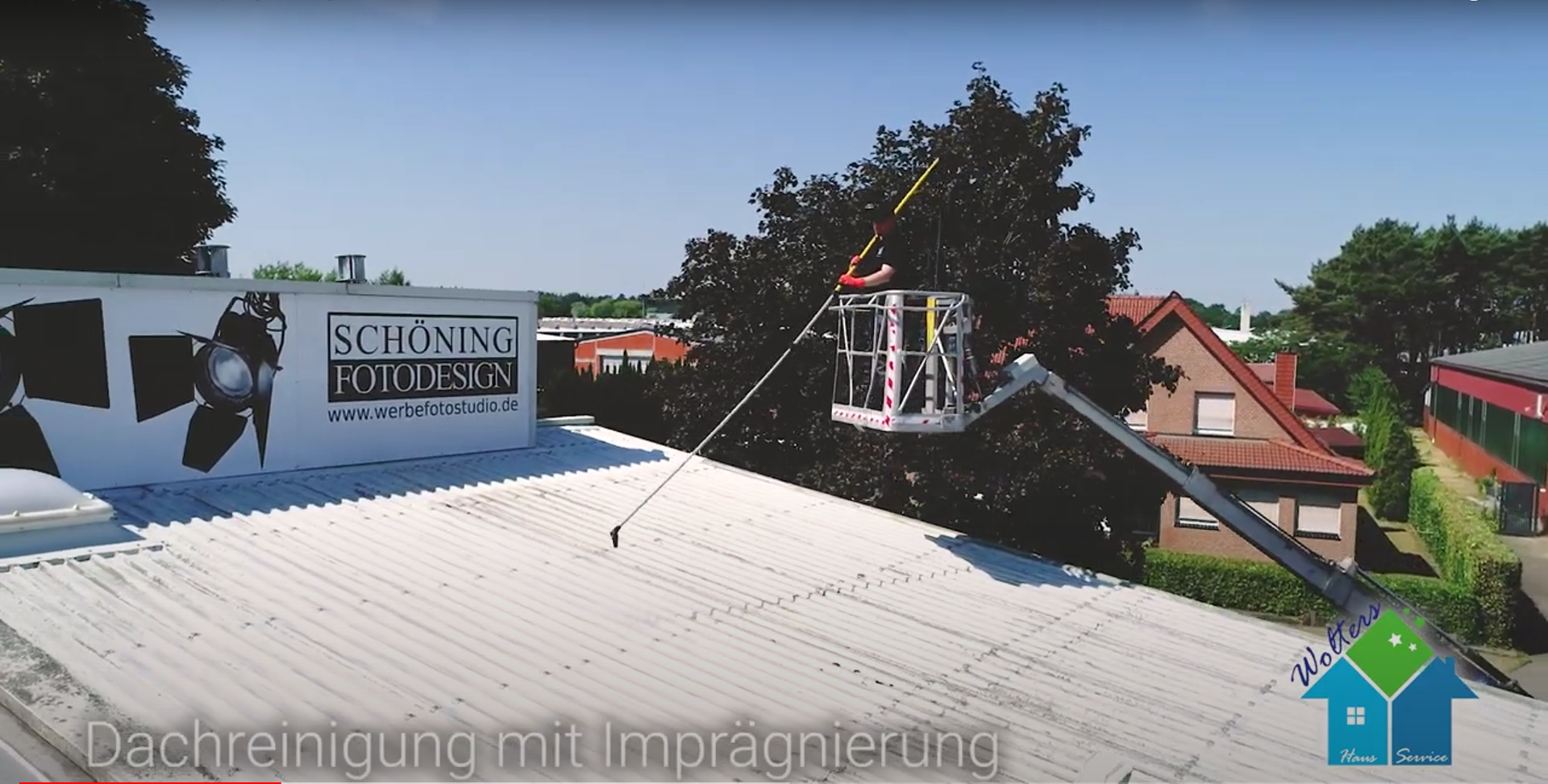 Dachreinigung in Salzbergen mit der Teleskop-Ausr&uuml;stung.