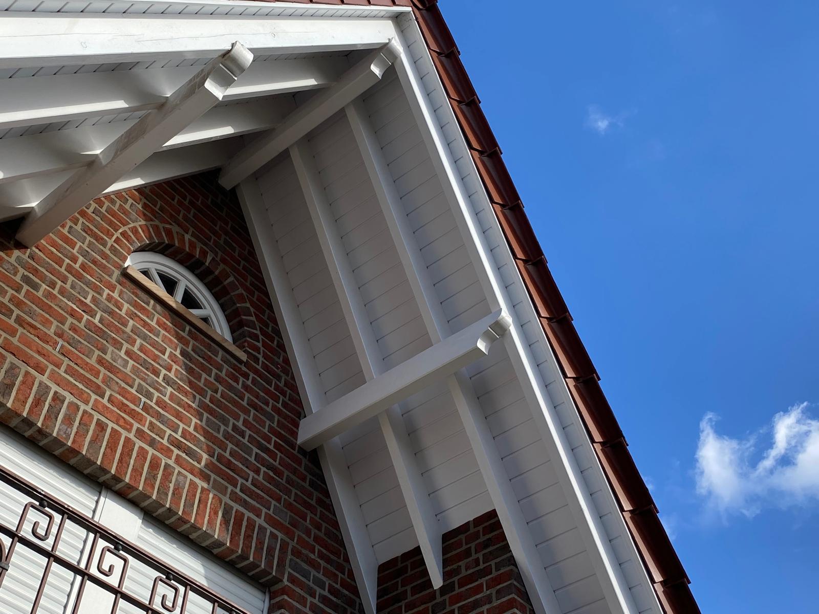 Gereinigter Dach&uuml;berstand an einem Haus in Salzbergen.